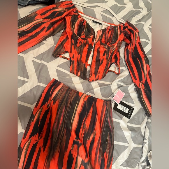 Orange Abstract Print Mini Skin set
PRETTYLITTLETHING - Picture 1 of 6